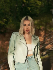 HollyTaillor Public Pic