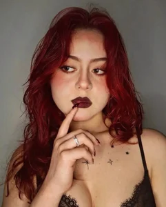 crimson_tati_ Goth mommy or... Goth gf? 🖤🕸️🕷️ Pic 3