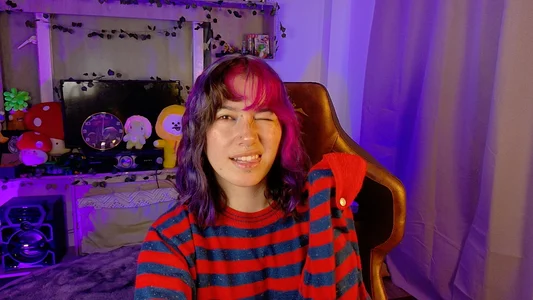 _zephyr_ Cute 80s girl here!!! ❤️‍🔥✨ Pic