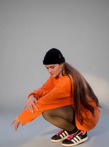 CarmelaLiebherrThis red blouse hides secrets图片 3