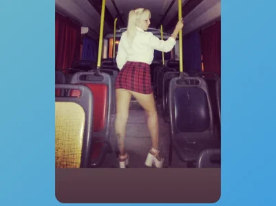 Pilarxxx666 Atendiendo el autobús escolar 🍑👋💋 Pic
