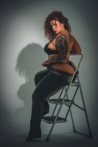 rihanna_rose Jeans mood Pic 6