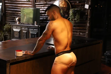 Alexander_Martines Me টি ছবি