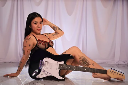 alice_rose5 Strings, curves and temptation🎸🔥 Pic 2