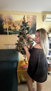 NikaSkylinkI'm getting ready for Christmas图片