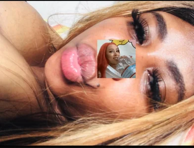 sabrina_mora Kisses Pic