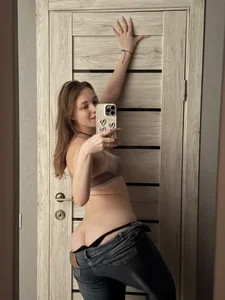 ElizaPurrr Me in jeans Pic