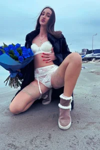 Fortune_888 Do you like extreme girl on the beach 🏖️ in winter ❄️? Pic 3