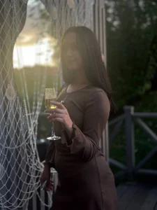 Aurora_Meli Less drama, more sparkling wine. Immagine 