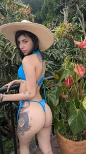 MakkiAndJimmyy Makki very sexy in the garden Pic 4