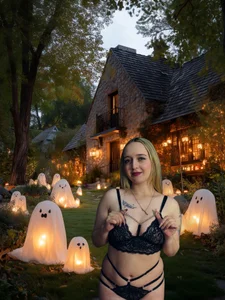 Sweet or naughty? 🥵🎃 de Liaroberts1  5 Imagens