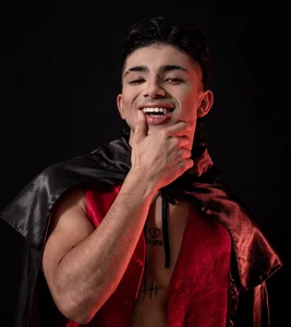 ArturoCardona_ vampiro Horny - {count, plural, one {תמונה אחת} two {שתי תמונות} many {# תמונות} other {# תמונות}}