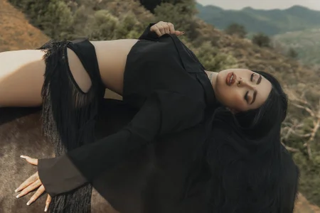 MadelineFox Riding the Edge of Desire Immagine 