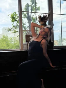 DebraSchneider I really love the dress Pic