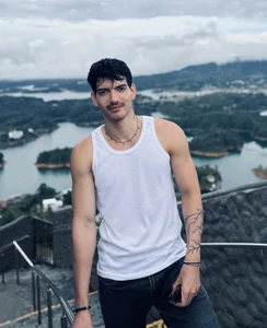 Guatape ⛰️ de bbbeachboy  2 Imagens