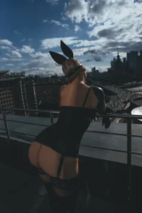 LinaKinky Sometimes a lot of interesting things happen on the roof Pic 9