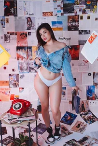 HellennScottのMagazineの 2枚の写真