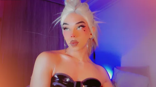 DanniLee_のUR MISS LEE 💦❤️‍🔥の 3枚の写真