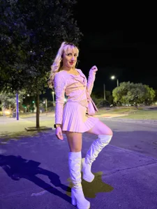 Lollyrose_ Taking a stroll through my city at night✨ slika 5