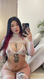 imnikaa_ How does white look on me?🤍 Bilde 2