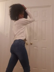 sweetsexiecool7 slim goodie in bule jean with big hair Pic