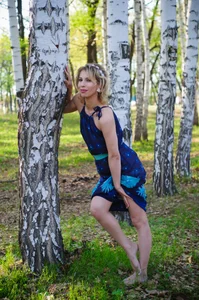 AdrianaSea Walk in the spring forest 圖片