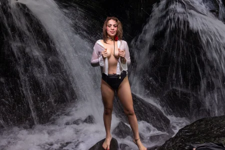 erotik_lady a day at the waterfall Immagine  4