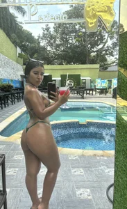 HaileyBiieber Public Kuva 2