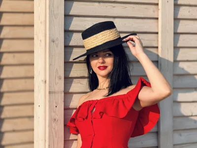 BellaRowan 💋 Catch Me in Red - {count, plural, one {תמונה אחת} two {שתי תמונות} many {# תמונות} other {# תמונות}}