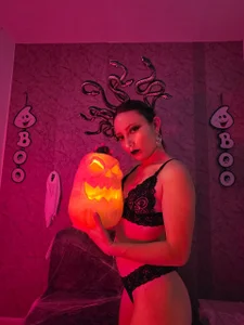 Thalia_anderson halloween 🎃 2025  7টি ছবি