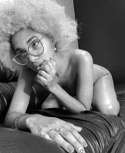 Ebony_beautifull If I were with you now, where would you want me to touch you? Billede 4