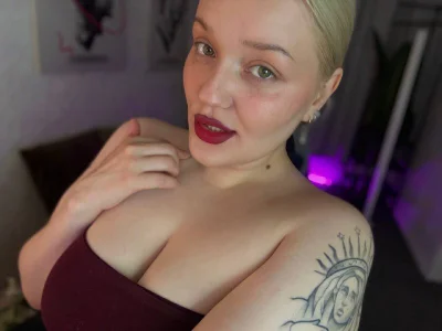 Michele_Greenn Red lips Pic 2