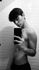 Aron_valverde ARON  2টি ছবি