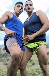 AndyandFran kullanıcısının On the way home after a day at the gym admiring the landscaping. albümü -  2 fotoğraf