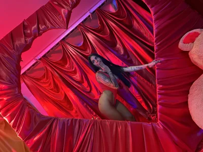 charlotte_stevenss_ Red ♥️ Foto 6