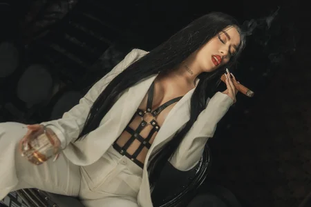 MadelineFox Smoke & Desire: A Queen’s Legacy Immagine  3