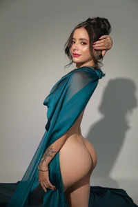 IsabellaMoreau Barely covered, completely captivating 💙🤍 Pic