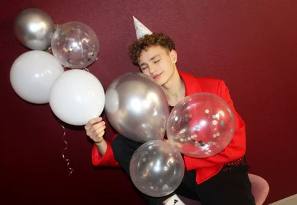 NathanCurl It was my birthday stream 🎂🎁🎈 Foto