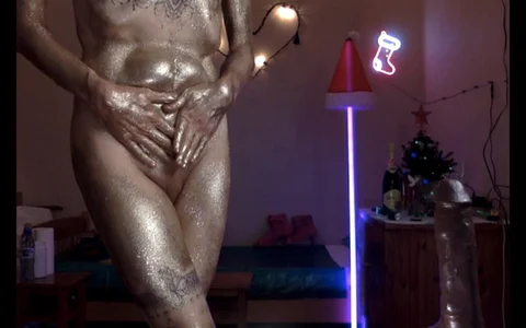 HandsomeAlfie My dick looks like a vagina in the golden glow Pic 4