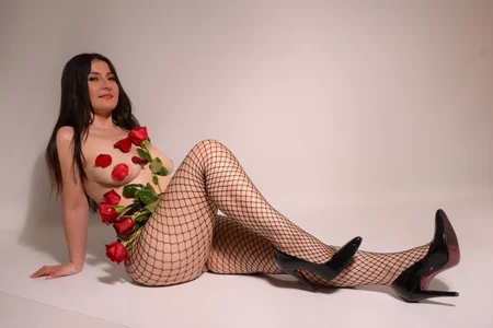 delicate like a rose 🌹🥵 de mia_collins96  3 Imagens