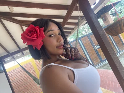 chantall_smith WHAT A BEAUTIFUL RED ROSE FLOWER🎀✨ Pic