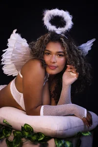 aleja_montiel__ Between heaven and lust 🪽❤️‍🔥 Foto 3