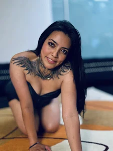 LiaMonroee_ elegant hot 😈🖤 Foto 3