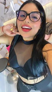 kyana_cream Black looks great on me. lol Pic 4