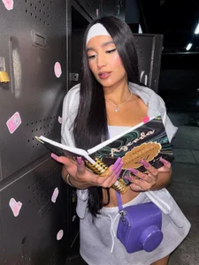 BellaCarteer_: After classes 📔🍎 ( фото)