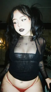 crimson_tati_ Goth mommy or... Goth gf? 🖤🕸️🕷️ Pic 4