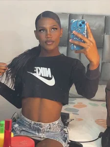 HAPPY de Keisy_Mariana  2 photos