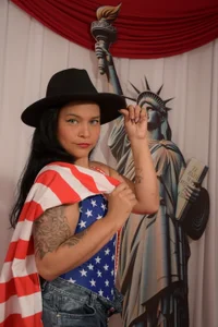 nare_celebi_ Do you give me your independence ... or your attention? Billede 2
