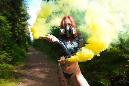 GirlGogo Brigth smoke Pic 2