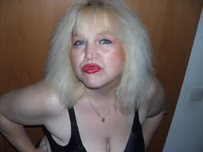 Blasflittchen Milf Bitch posen Pic 8